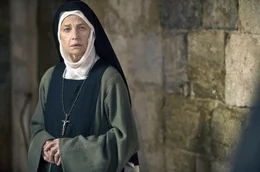 Schwester Felicita (Charlotte Rampling) bezweifelt, dass Benedettas Verletzungen ein Zeichen g&ouml;ttlicher Auserw&auml;hlung sind.