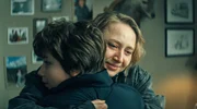 Blum (Anna Maria M&uuml;he) und Tim (Lilian Rosskopf) freuen sich, sich wiederzusehen.