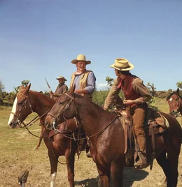 John Chisum (John Wayne, m.), Billy 'The Kid' Bonney (Geoffrey Deuel, r.)