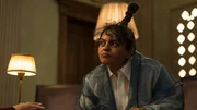 Scarlett (Sara Fazilat) überlegt, ob sie bei der Auswahl ihres Dates womöglich danebengegriffen hat … Scarlett (Sara Fazilat) überlegt, ob sie bei der Auswahl ihres Dates womöglich danebengegriffen hat …