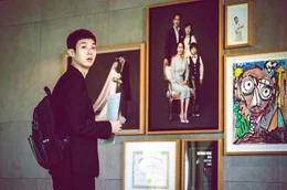 Ki Woo (Choi Woo-shik) ergattert einen Job als Nachhilfelehrer bei der wohlhabenden Familie Park.