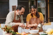 Adnan und Ivana bereiten die Zutaten für den Couscous-Salat vor. Adnan und Ivana bereiten die Zutaten für den Couscous-Salat vor.