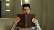 Adam (David Brizzi) hat frei. Was ihm außerordentlichen Stress verursacht, denn der Android kann nicht loslassen. Adam (David Brizzi) hat frei. Was ihm außerordentlichen Stress verursacht, denn der Android kann nicht loslassen.