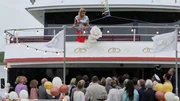 Sarah Marquardt (Alexa Maria Surholt, oben) versucht, in Absprache mit Kathrin Globisch, aus der Situation das Beste zu machen und so wird aus der geplatzten Hochzeit das Sommerfest der Sachsenklinik. Die G&auml;ste sind begeistert.