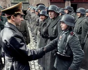 Goebbels fordert 1943 den "totalen Krieg" und treibt wenig sp&auml;ter die Bildung des "Volkssturms" voran &ndash; der auch Kindersoldaten umfasst. (Kolorierte Aufnahme)