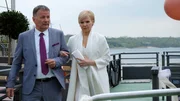 Dies ist wahrscheinlich einer der schwersten G&auml;nge, die Kathrin Globisch (Andrea Kathrin Loewig) jemals gehen musste. Sie ist auf dem Weg zu ihren Hochzeitsg&auml;sten, die alle auf dem eigens daf&uuml;r gemieteten Schiff warten. Doch sie muss ihnen sagen, dass sie Alexander nicht geheiratet hat und somit auch keine Hochzeitsfeier stattfinden wird. Sie ist froh, ihren Freund Roland Heilmann (Thomas R&uuml;hmann) an ihrer Seite zu haben.