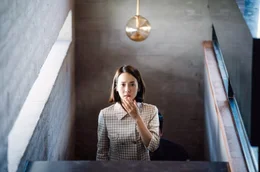 Mutter Yeon Kyo (Cho Yeo Jeong) m&ouml;chte nur das Beste f&uuml;r ihre Tochter und ihren Sohn. Umso tiefer sitzt der Schock, als sich die Ereignisse in ihrem Zuhause offenbaren.