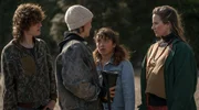 Lynley Foster (Danielle Mason, re.) legt sich mit den Jugendlichen Emmy (Akinehi Munroe, 2. v. re.), Aidan (Benjamin Sawyer, 2. v. li.) und Jordy (Elliot Lloyd-Bell, li.) an.