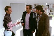 Jupp (Uwe Fellensiek, r.) und Falk (Dirk Martens, M.) versuchen zu erfahren, wer dem ehrgeizigen Klatschreporter Behrens (Michael Kessler, l.) die Geschichte gesteckt hat.