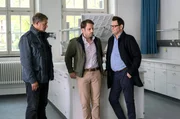 Der Direktor eines renommierten Lübecker Gymnasiums starb im Chemieraum auf qualvolle Weise an einer Chlorgasvergiftung. Alles deutet auf Mord. Der Vertrauernslehrer Matthias Kleinert (Matthias Brüggenolte, M.) ist tatverdächtig, Finn (Sven Martinek, l.) und Lars Englen (Ingo Naujoks, r.) verhören ihn. Der Direktor eines renommierten Lübecker Gymnasiums starb im Chemieraum auf qualvolle Weise an einer Chlorgasvergiftung. Alles deutet auf Mord. Der Vertrauernslehrer Matthias Kleinert (Matthias Brüggenolte, M.) ist tatverdächtig, Finn (Sven Martinek, l.) und Lars Englen (Ingo Naujoks, r.) verhören ihn.