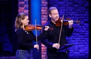 Die Kandidat:innen dieser Sendung: Geigerin und Pianistin Julia Fischer (l.) und der irisch-deutsche Violinist Daniel Hope (r.).