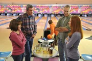 Frankie (Patricia Heaton, l.) und Mike (Neil Flynn, 2.v.l.) prahlen beim Bowling vor einem Ehepaar (Jim Abele, 2.v.r. und Bekka Prewitt, r.) mit ihren verantwortungsbewussten Kindern. Die haben unterdessen ihr Leben jedoch nicht ann&auml;hernd so gut im Griff, wie ihre Eltern behaupten ...