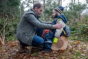 Dr. Kai Hoffmann (Julian Weigend, li.) unternimmt gerade eine Wanderung mit seinem Sohn Emil (Levi Otto, re.), als er Hilferufe h&ouml;rt. Er bittet Emil zu warten, da er kurz nachschauen muss, ob jemand Hilfe braucht.