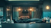 Reza (Yousef Sweid) hat sich auf den Vorbereitungstisch in der Bestattung gelegt. Reza (Yousef Sweid) hat sich auf den Vorbereitungstisch in der Bestattung gelegt.