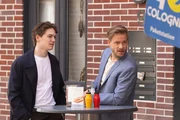 Ringo l&auml;sst sich widerwillig auf Alexanders (Frederic Heidorn) Vorschlag ein, ein gemeinsames Foto zu schie&szlig;en. Links Julius (Lennox Halm).