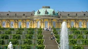 Deutschlands Welterbe sind vielseitig und touristische Anziehungspunkte f&uuml;r viele Regionen. Der Film zeigt Besonder- und Eigenheiten ausgew&auml;hlter Welterbe, quer durch die Republik. - Schloss Sanssouci in Potsdam.