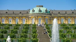 Deutschlands Welterbe sind vielseitig und touristische Anziehungspunkte f&uuml;r viele Regionen. Der Film zeigt Besonder- und Eigenheiten ausgew&auml;hlter Welterbe, quer durch die Republik. - Schloss Sanssouci in Potsdam.