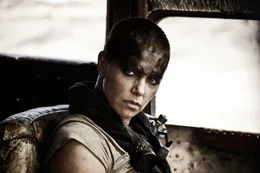Imperator Furiosa (Charlize Theron) hat ihren einstigen Herrscher verraten. Nun ist sie auf der Flucht.