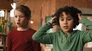 Anna und Saïd sind geschockt. Das Sparschwein ist kaputt. Anna und Saïd sind geschockt. Das Sparschwein ist kaputt.