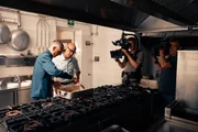 Stanley Tucci in der K&uuml;che des &bdquo;Da Tonino" mit Giuseppe Bertoleoni, dem Thronfolger von Tavolara.