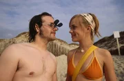 Um den Rest der Ferien in London verbringen zu k&ouml;nnen, versucht Lisa (Frederike Kempter, r.), m&ouml;glichst schnell Bramstedt (Tobias Kasimirowicz, l.) in seine T&auml;tigkeit als verantwortungsbewussten Rettungsschwimmer einzuarbeiten. Doch dies ist gar nicht so einfach ...
