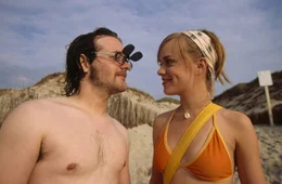 Um den Rest der Ferien in London verbringen zu k&ouml;nnen, versucht Lisa (Frederike Kempter, r.), m&ouml;glichst schnell Bramstedt (Tobias Kasimirowicz, l.) in seine T&auml;tigkeit als verantwortungsbewussten Rettungsschwimmer einzuarbeiten. Doch dies ist gar nicht so einfach ...