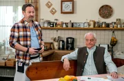 Von links: Gregor (Holger Matthias Wilhelm) ist angefressen, als Joseph (Michael Vogtmann) seine Entscheidung gegen den Denkmalschutz nicht akzeptieren will. Weiteres Bildmaterial finden Sie unter www.br-foto.de.