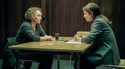Die Tatverdächtige Blum (Anna Maria Mühe) wird von Majorin Wallner (Britta Hammelstein) im Verhörraum befragt. Die Tatverdächtige Blum (Anna Maria Mühe) wird von Majorin Wallner (Britta Hammelstein) im Verhörraum befragt.