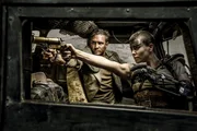 Max (Tom Hardy) und Furiosa (Charlize Theron) k&auml;mpfen Seite an Seite, um ihren gemeinsamen Verfolgern zu entkommen.