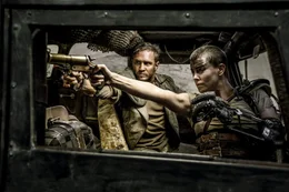 Max (Tom Hardy) und Furiosa (Charlize Theron) k&auml;mpfen Seite an Seite, um ihren gemeinsamen Verfolgern zu entkommen.