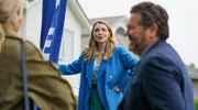 Die Immobilienmaklerin Debs Docherty (Tania Nolan, Mitte) verteidigt sich vor Chefermittler Mike Shepherd (Neill Rea, re.) und seiner Kollegin Kristin Sims (Fern Sutherland, li.).