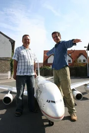 Sie sind klein, schnell und die Lieblinge vieler Bastler - ferngesteuerte Modelle! F&uuml;r Willi dreht sich diesmal alles um die Welt im Kleinen. Hier, bei Modellbauer Peter Michel (links) in Ingelheim bei Mainz, kommt er aus dem Staunen gar nicht mehr heraus. Riesige Flugzeuge, die aussehen wie die Originale, nur 16 Mal kleiner!
