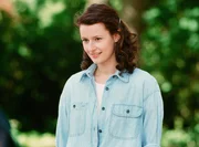 Christine Kamphoven (Annett Renneberg) glaubt, dass der schon seit langem vermisste blaue Vogel, der laut einer alten Chronik Gl&uuml;ck und Wohlstand bringen soll, bald wieder fliegen wird.