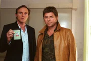 Jupp (Uwe Fellensiek, r.) und Falk (Dirk Martens, l.) befragen Frau Losner. Jupp (Uwe Fellensiek, r.) und Falk (Dirk Martens, l.) befragen Frau Losner.
