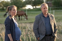 Erste Tatortbegehung mit dem mutma&szlig;lichen T&auml;ter &ndash; Ermittler*innen  Petra Lischke (Katja B&uuml;rkle) und Norbert Bartels (Joachim Kr&oacute;l) verfolgen die Aussage von Stephan Ernst zum Tathergang.