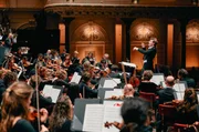 Unter Chefdirigent Klaus M&auml;kel&auml; entfaltet sich der unnachahmliche Klang des Royal Concertgebouw Orchestra.