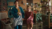 Zonia und Anna haben sich Erinnerungen an ihre M&uuml;tter gen&auml;ht.