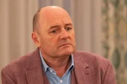 Huberts (Bernhard Ulrich) Hoffnung, dass Leon ihn offiziell als Vater anerkennt, schwindet.