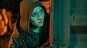 Blum (Anna Maria Mühe) ist auf der Suche nach ihrer entführten Tochter. Sie hält nach Wachleuten auf dem Gelände der Firma Yar Ausschau. Blum (Anna Maria Mühe) ist auf der Suche nach ihrer entführten Tochter. Sie hält nach Wachleuten auf dem Gelände der Firma Yar Ausschau.