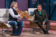 Die "Löwen" Nils Glagau (l.) und Ralf Dümmel nehmen die Spielbausteine zum Nachbauen bionischer Mechaniken von bionic Toys genau unter die Lupe. Die "Löwen" Nils Glagau (l.) und Ralf Dümmel nehmen die Spielbausteine zum Nachbauen bionischer Mechaniken von bionic Toys genau unter die Lupe.