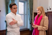 Leon (Joel Akg&uuml;n) wird nachdenklich, als ausgerechnet Uschi (Silke Popp) ihn dazu bewegen will, Huberts Vaterschaft offiziell anzuerkennen.