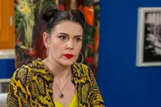 Tina (Anita Eichhorn) merkt erschreckt, dass sie das Bonusheft von Maja verloren hat.