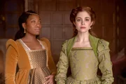 Lina de Cardonnes (l., Stephanie Levi-John) und Catherine of Aragon (r., Charlotte Hope).