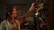 Unerschrocken greift Nia (Vanessa Loibl) in die altersschwache Technik des Stardust ein. Unerschrocken greift Nia (Vanessa Loibl) in die altersschwache Technik des Stardust ein.