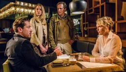 Sie steht nicht zu ihm: Eva (Juliane K&ouml;hler, re.) stellt Tom (Marc Benjamin, li.) ihrem Kollegen Dennis (Johannes Zirner) und dessen Frau Verena (Sandra Koltai) als &bdquo;ein&ldquo; Freund vor.