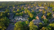 Essens Vorzeige-Stadtteil gilt als bedeutendste Gartenstadt-Siedlung in Nordrhein-Westfalen. Der &auml;ltere Teil der Margarethenh&ouml;he steht komplett unter Denkmalschutz. Ihn umgibt ein Gr&uuml;ng&uuml;rtel, der nach dem Willen der Stifterin, Margarethe Krupp, nicht bebaut werden darf. Weil die massiven Kriegssch&auml;den nach den Originalpl&auml;nen von Architekt Georg Metzendorf behoben wurden, sieht es auf der &bdquo;H&ouml;he&ldquo; heute noch wie vor 100 Jahren aus.