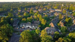 Essens Vorzeige-Stadtteil gilt als bedeutendste Gartenstadt-Siedlung in Nordrhein-Westfalen. Der &auml;ltere Teil der Margarethenh&ouml;he steht komplett unter Denkmalschutz. Ihn umgibt ein Gr&uuml;ng&uuml;rtel, der nach dem Willen der Stifterin, Margarethe Krupp, nicht bebaut werden darf. Weil die massiven Kriegssch&auml;den nach den Originalpl&auml;nen von Architekt Georg Metzendorf behoben wurden, sieht es auf der &bdquo;H&ouml;he&ldquo; heute noch wie vor 100 Jahren aus.