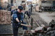 Tommy (David Schütter) hackt Steine auf der Baustelle an der Stalinalle Tommy (David Schütter) hackt Steine auf der Baustelle an der Stalinalle