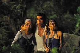 Cem (Elyas M&rsquo;Barek) nimmt seine Besch&uuml;tzerrolle f&uuml;r Yağmur (Pegah Ferydoni, li.) und Lena (Josefine Preu&szlig;) durchaus ernst.