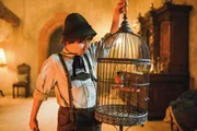 Seppel (Benedikt Jenke) findet, dass der R&auml;uber Hotzenplotz auch als verzauberter Gimpel etwas hermacht!.